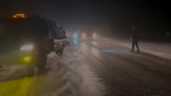 Фотография к новости: Жамбылдық полицейлер Қордай асуында қар құрсауында қалған жүргізушілерге көмектесті