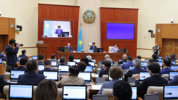 Фотография к новости: Мәжіліс жол жүрісіне қатысты заңды жұмысқа алды