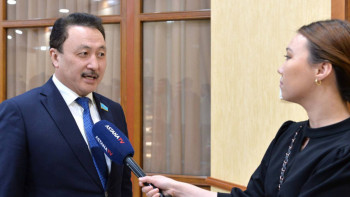 Фотография к новости: Аманжол Әлтай өзіне шағыммен келген қариялардың мәселесін айтып берді