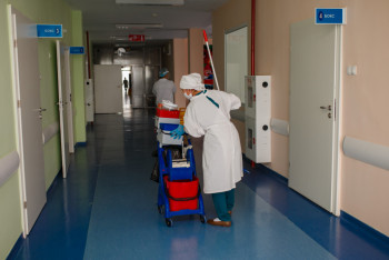 Фотография к новости: Еркектердің сақалын қырып, науқастардың тісін жуады: Депутат санитарлардың жағдайын көтерді