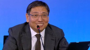 Фотография к новости: Алматы әкімі өзіне сыйлық берген жігіттен кешірім сұрады