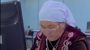 Фотография к новости: Ақтөбедегі университетте 83 жастағы әже білім алып жатыр