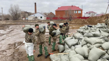Фотография к новости: Әскерилер көктемгі су тасқынының алдын алуға көмектесіп жатыр
