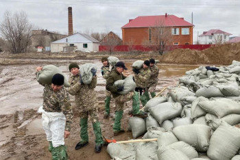 Фотография к новости: Әскерилер көктемгі су тасқынының алдын алуға көмектесіп жатыр