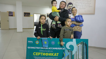 Фотография к новости: Алғыс айту күні аясында көпбалалы отбасына пәтер табыс етілді