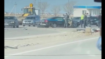 Фотография к новости: Ақтау әуежайында полиция көлігі аударылып қалды