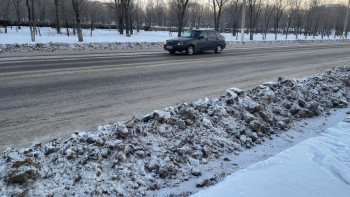 Фотография к новости: Қарағандыда жол бойында үйілген қар мен мұз тұрғындарды әлекке салды