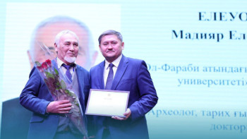 Фотография к новости: Алғыс айту күні. Түркістанның үздік ғылыми қызметкерлері марапатталды