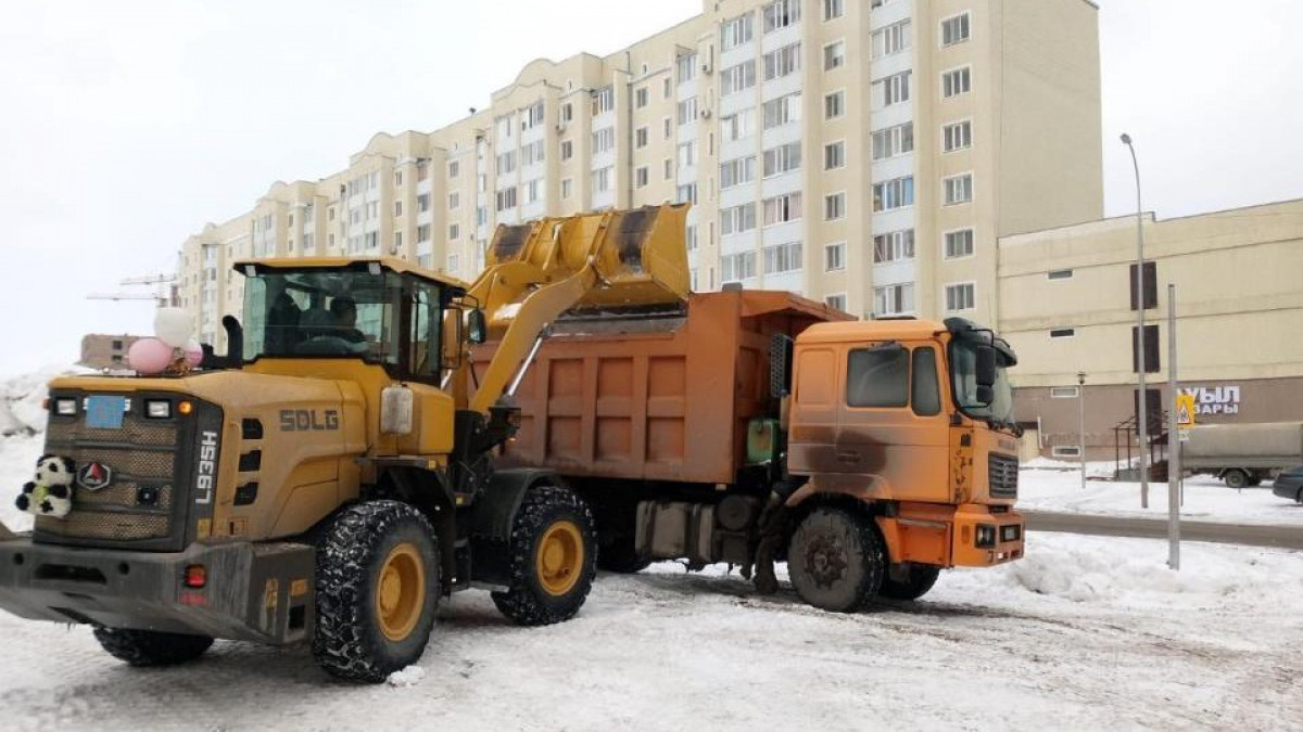 Астанада түнгі ауысымға қар тазалауға 800-ге жуық арнайы техника жұмылдырылды