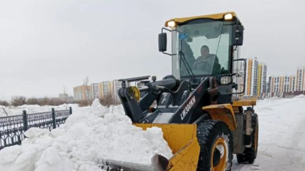 Астанада қар күреуге 2,3 мыңнан астам жол жұмысшысы шықты
