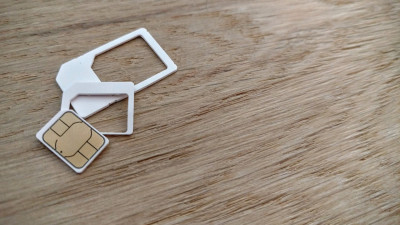 “Нан сатқандай, тарата бермейді”. Депутат нөмір сатуды шектеуді ұсынды