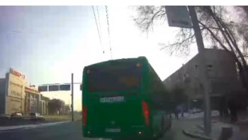 Фотография к новости: Алматыда ана мен баланы автобус қағып кетті