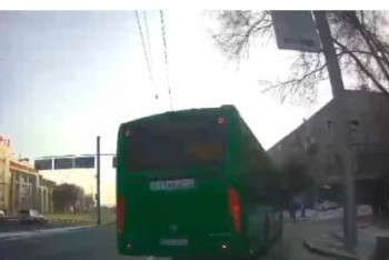 Алматыда ана мен баланы автобус қағып кетті
