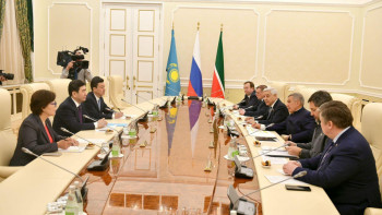 Фотография к новости: Қошанов бауырлас татар халқын Мемлекеттік Кеңестің  30 жылдығымен құттықтады