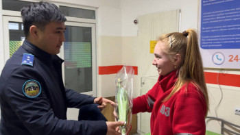 Фотография к новости: Талдықорғанда патрульдік полицейлер аруларға ерекше көңіл-күй сыйлады