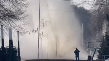 Фотография к новости: "Қысқы субұрқақ": Алматыда жолдың қақ ортасында су атқылады