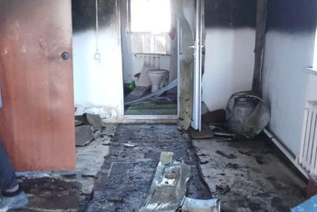 Полиция қызметкері өз өмірін қатерге тіге отырып бір отбасыны өрттен құтқарып қалды