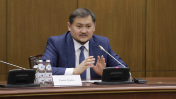 Фотография к новости: "Әдемі өлең сияқты сізді тыңдап отырмыз". Базарбек министрді сынады