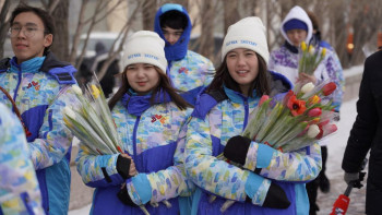 Фотография к новости: Елордалық еріктілер әйелдерге 1000-нан аса қызғалдақ сыйлайды