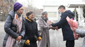 Фотография к новости: Досаев әйелдерді көктем мерекесімен құттықтады