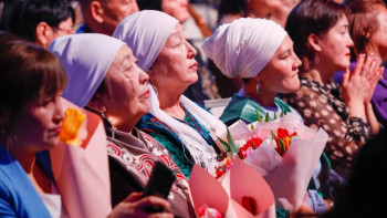 Фотография к новости: «Әлемнің жарығы»: Астанада аналарға арналған мерекелік концерт өтті