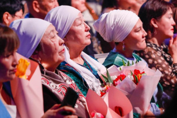 «Әлемнің жарығы»: Астанада аналарға арналған мерекелік концерт өтті