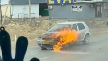 Фотография к новости: Ақтауда көшенің қақ ортасында көлік өртеніп кетті