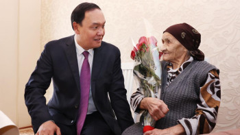 Фотография к новости: Облыс әкімі 100 жастағы қарт әжейді құттықтады