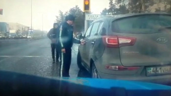 Фотография к новости: Қарағандылық полицейлер инсульт алған жүргізушіні құтқарды