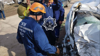 Фотография к новости: Құтқарушылар жолаушының денесін жеңіл көліктен алып шықты