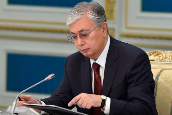 Фотография к новости: Мемлекет басшысы жазушы Жұмабай Шаштайұлының отбасына көңіл айтты