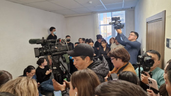 Фотография к новости: "Сот шешеді". Бишімбаевтың анасы журналистерге жауап берді