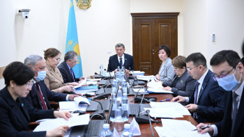 Фотография к новости: Сенатта халықты қолжетімді медициналық көмекпен қамтамасыз ету мәселесі талқыланды