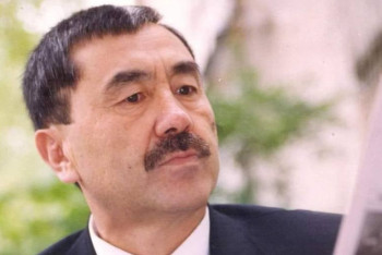 Белгілі жазушы дүниеден озды