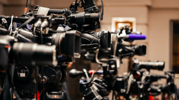 Фотография к новости: Министрлік журналист құқығын шектеуге жол бермейді – Балаева