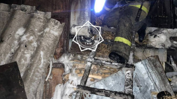 Фотография к новости: Атбасарда өрт сөндірушілер өрт ошағынан 4 тұрмыстық газ баллонын шығарды