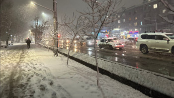 Фотография к новости: Алматыда қалың қар жауып, 11 балдық көлік кептелісі болды