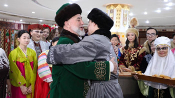 Фотография к новости: Астанада түрлі этнос өкілдері Көрісу күні мерекесін атап өтті