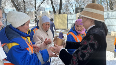 Алматыдағы коммуналдық қызметкерлерге ыстық тамақ таратылды