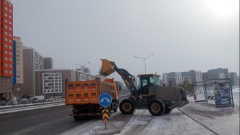 Фотография к новости: Елордада 2,5 мыңнан астам жол жұмысшысы қар тазалауға шықты