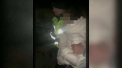 Полиция 9 қабатты үйдің шатырынан секірмек болған бойжеткенді құтқарып қалды