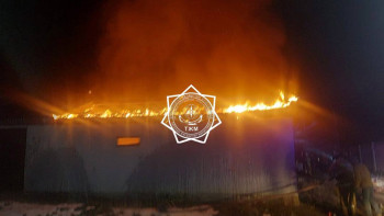 Фотография к новости: Алматы облысында жеке тұрғын үй мен сарайдың шатыры өртенді