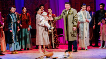 Фотография к новости: “Шаңырақ” күні елордалық театрда өнерлі отбасы балаларының тұсауын кестірді