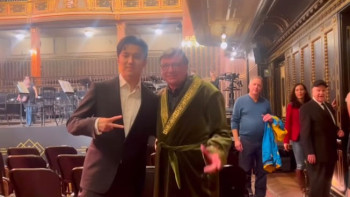 Фотография к новости: Димаш Құдайберген Пласидо Домингоның иығына шапан жапты