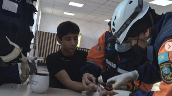 Фотография к новости: Cаусағындағы сақинасын шеше алмаған оқушыға құтқарушылар көмектесті