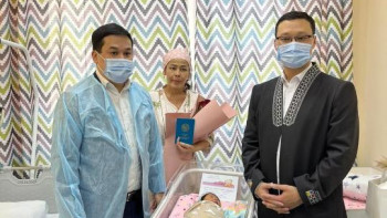 Фотография к новости: Шаңырақ күні жаңа босанған аналарға сыйлықтар табыс етілді