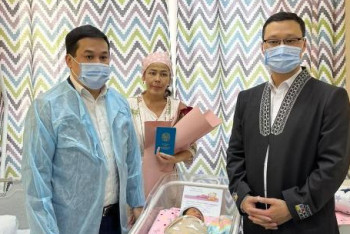 Фотография к новости: Шаңырақ күні жаңа босанған аналарға сыйлықтар табыс етілді