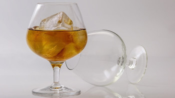 Фотография к новости: Араққа тәуелді адамды коньякпен емдеуге бола ма? – Зайытов министрге сұрақ қойды