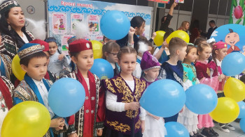 Фотография к новости: Ұлттық киім күні. Павлодарлық оқушылар дефиле өткізді