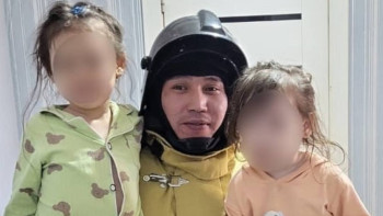 Фотография к новости: Қосшыда құтқарушылар екі баланы аман алып қалды